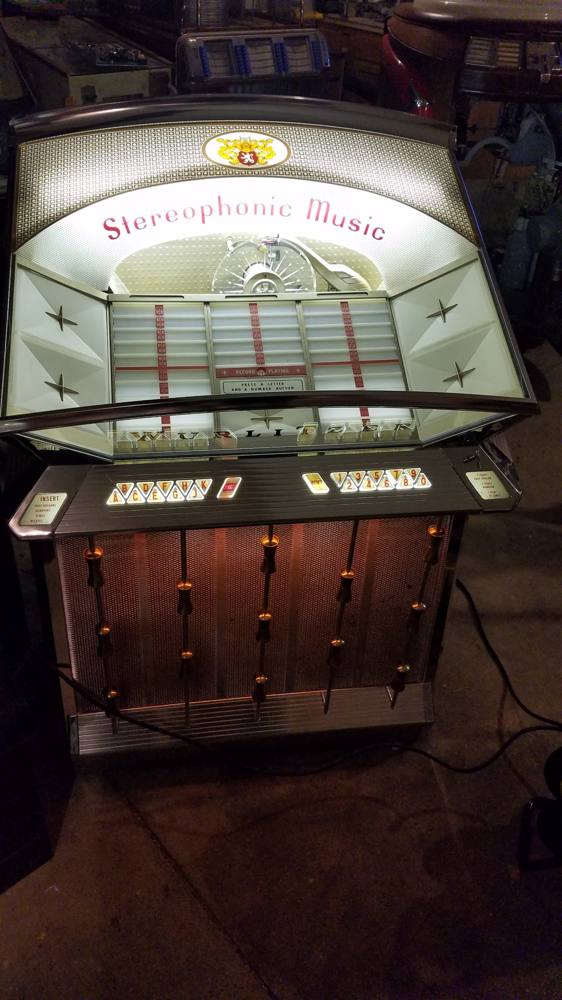 Wurlitzer 2510, 1961 · Lit up and ready for records